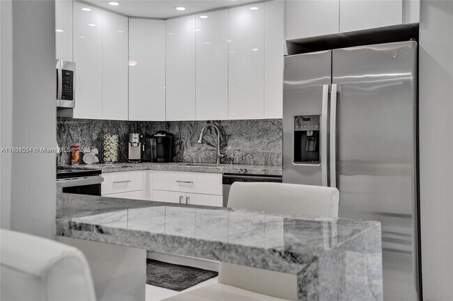 Building Photo - 2301 S Ocean Dr