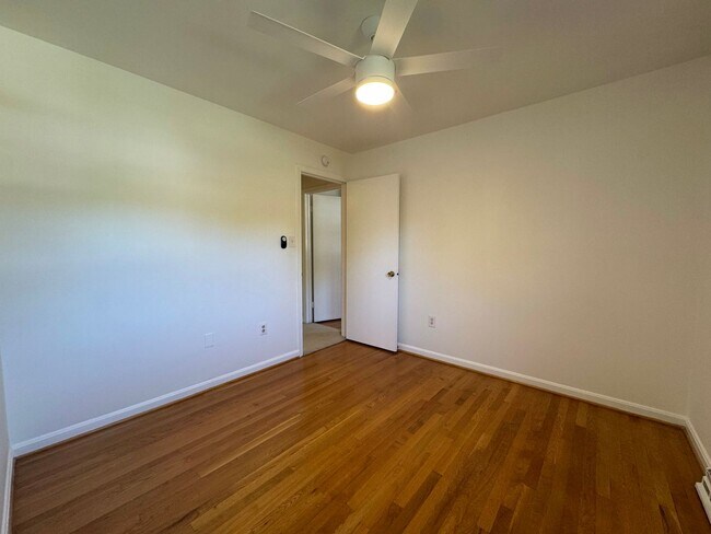 Building Photo - Spacious 4 Bed 2/2 Bath Home with Park-Lik...