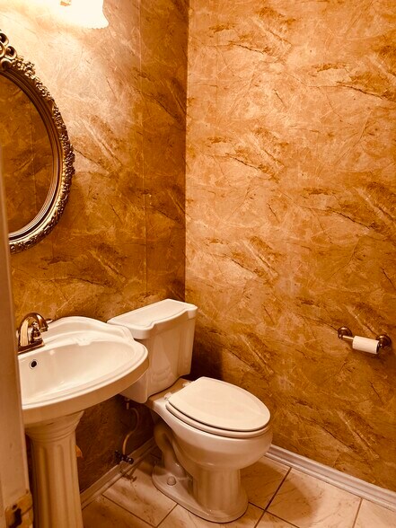 Half guest restroom - 1728 Shadow Crk