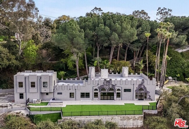 Building Photo - 15851 Mulholland Pl