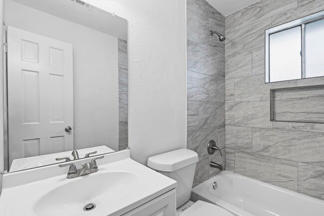 Building Photo - 1430 E 32nd 1/2 St