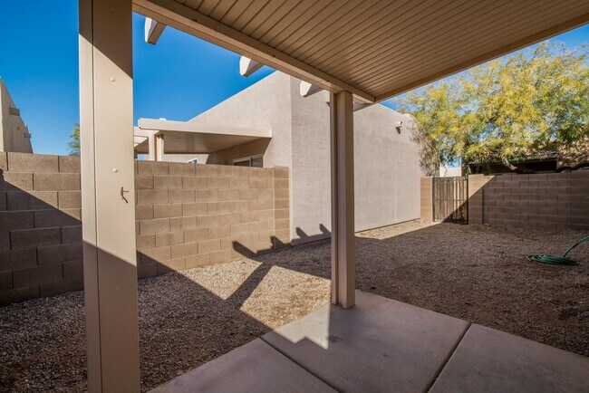 Building Photo - Beautiful 3 bedroom patio home with open f...