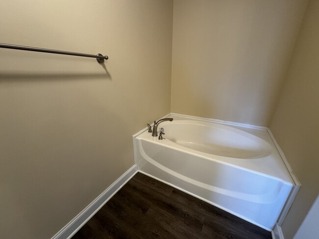Building Photo - 2467 Bell Manor Dr SW