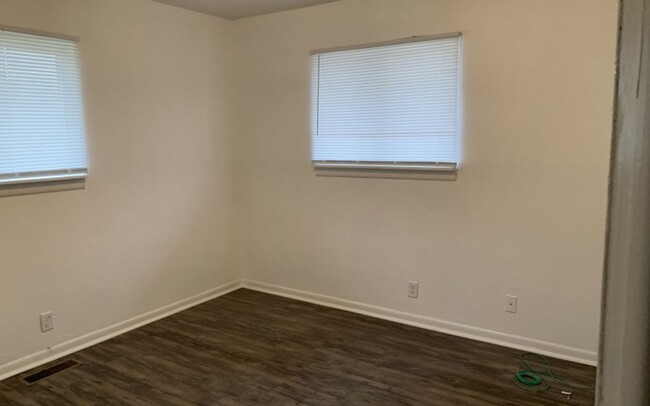Building Photo - 601 S. Oak Grove