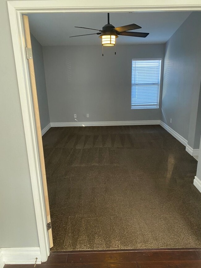Building Photo - 823 Viewpointe Ln