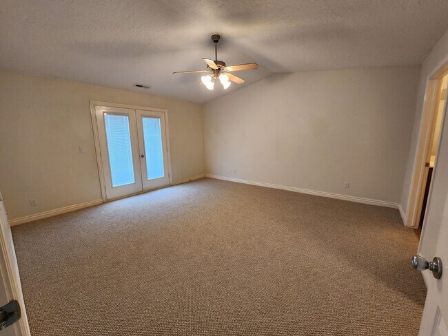 Building Photo - The Seasons @ Mesa Hills 3 bed/2 bath