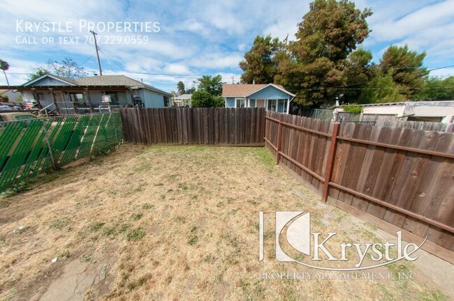 Building Photo - 2 Bedroom Vallejo Home located just off of...