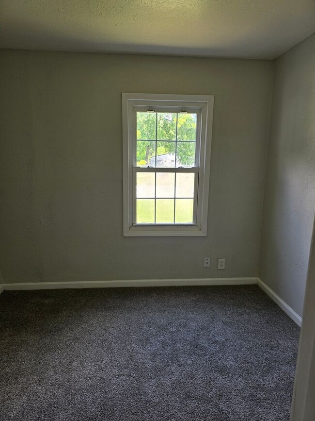 Building Photo - 610 St Monica Dr