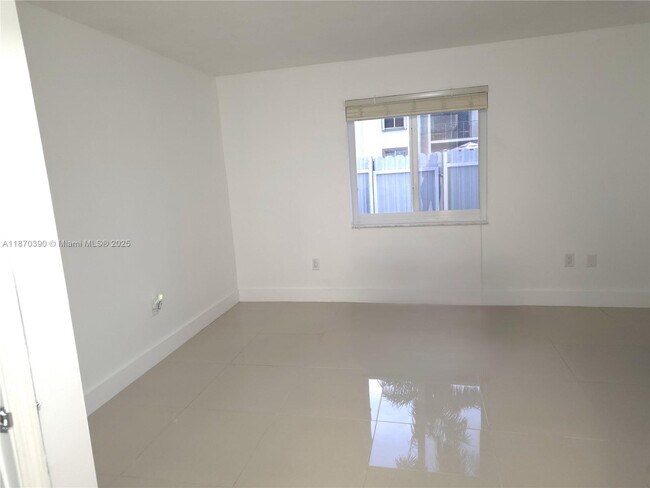 Building Photo - 1120 NW 124th Pl