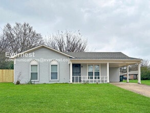 Building Photo - 3 Bed/2.5 Bath Home with Fenced Yard & Car...