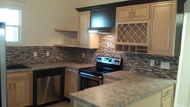 Building Photo - 4 Bedroom House, close to downtown and 3 3 campus's