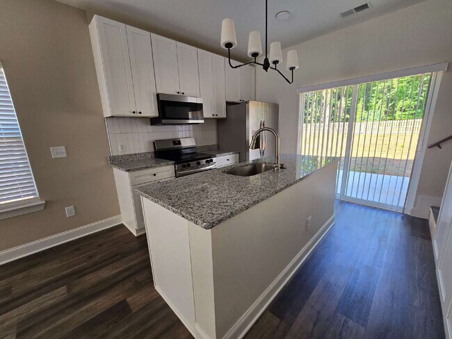Building Photo - 2 Bedroom Townhomes Near Downtown Mebane for $1495
