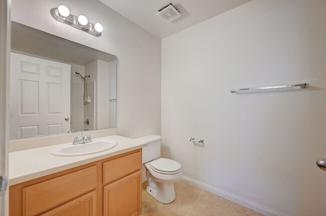 Building Photo - Charming 3-bed, 2-bath Downstairs Unit