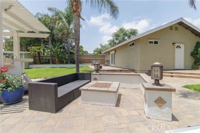 Building Photo - 10249 Jurupa Rd