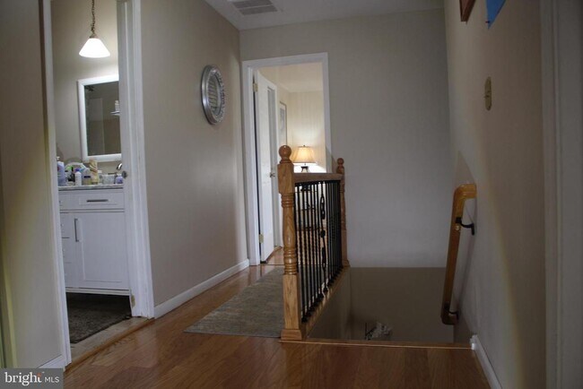 Building Photo - 219 Meadow Dr