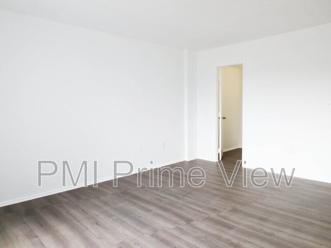 Building Photo - 4164 Inverrary Dr