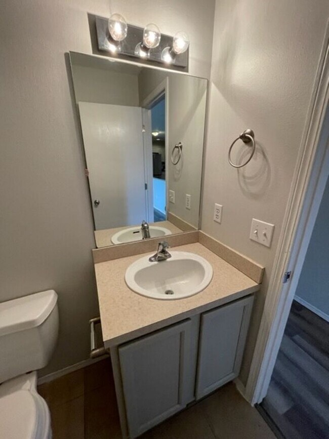 Building Photo - 4 Bedroom Walk out Basement Duplex in Ozark!