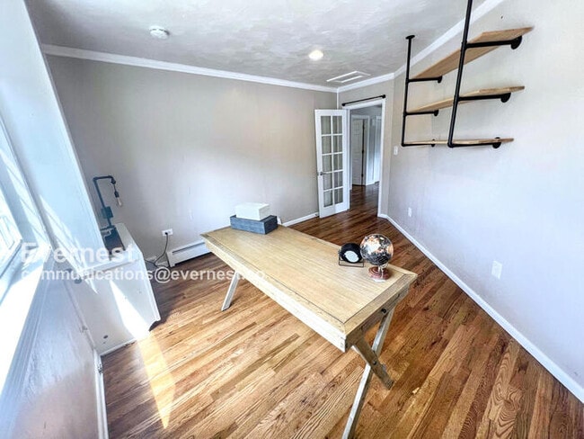 Building Photo - Gorgeous 5-Bedroom Duplex with Fenced Yard...