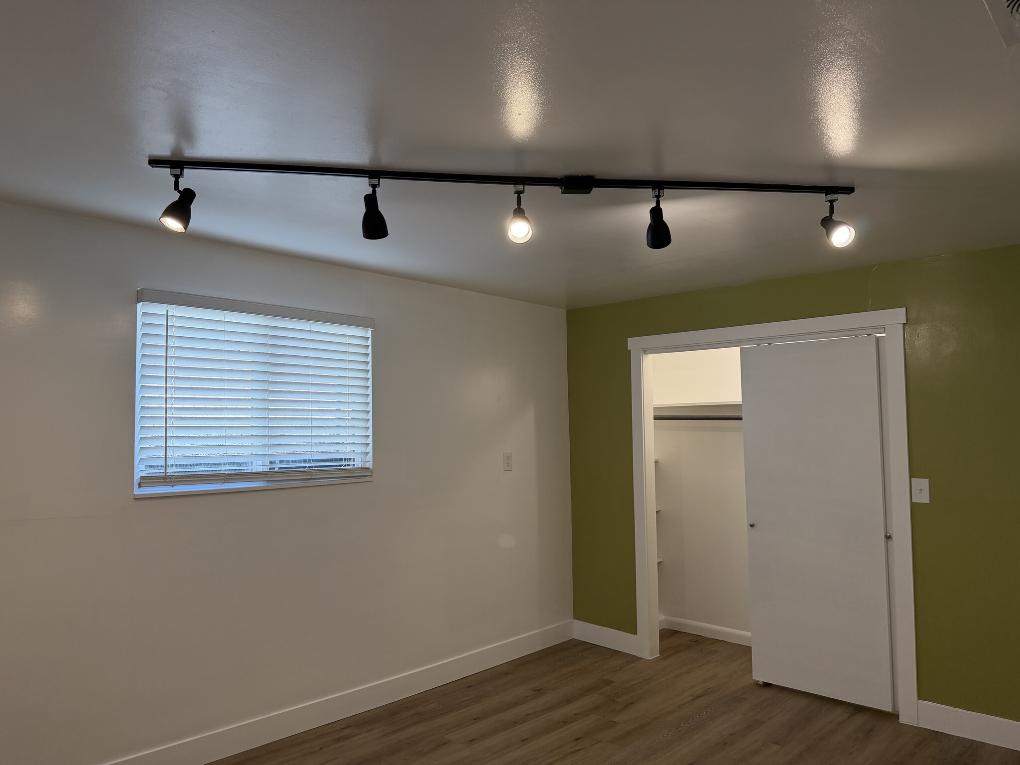 Building Photo - 565 W Midway Blvd