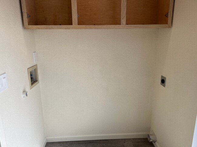 Building Photo - Updated 3 bedroom 1.5 bath duplex!