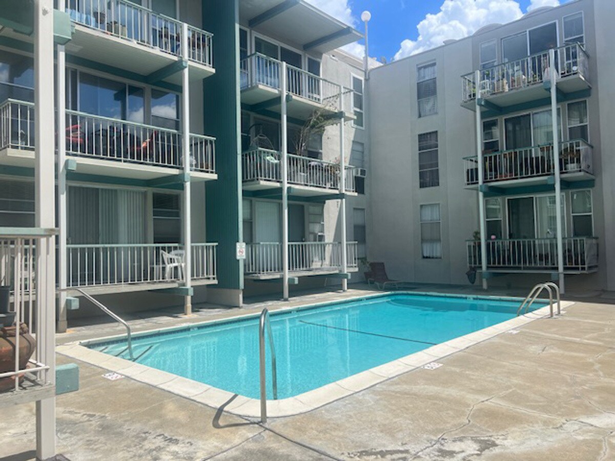 Building Photo - 811 York St