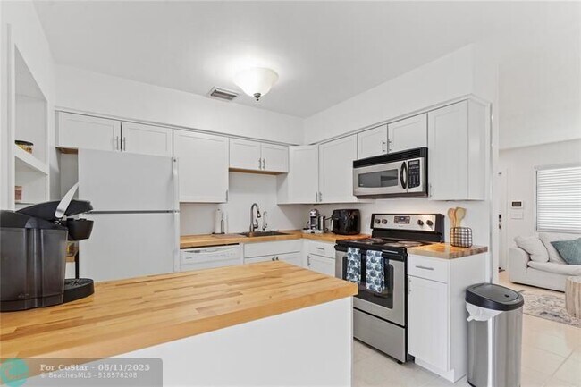 Building Photo - 171 SE 31st Ave