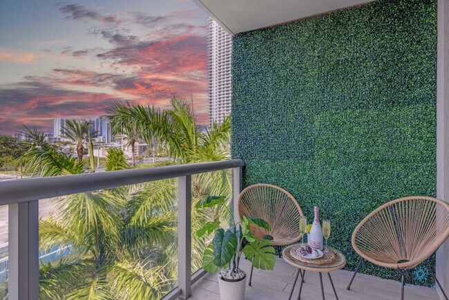 Building Photo - 2602 E Hallandale Beach Blvd