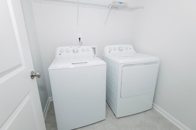 Building Photo - Beautiful 3 Bedroom 2.5 Bathroom Townhome ...