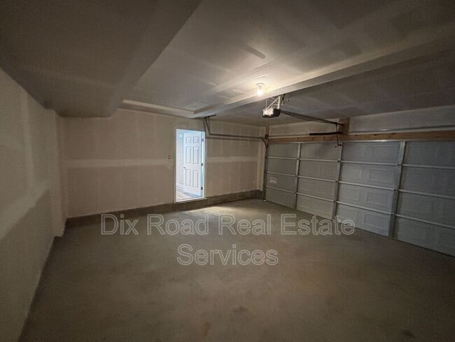 Building Photo - 424 W Kemper Rd
