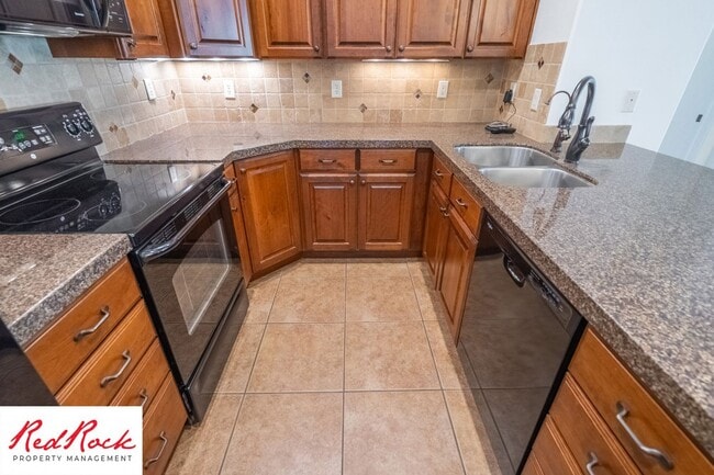 Building Photo - Remarkable 3 Bedroom Condo Next to Sunbroo...