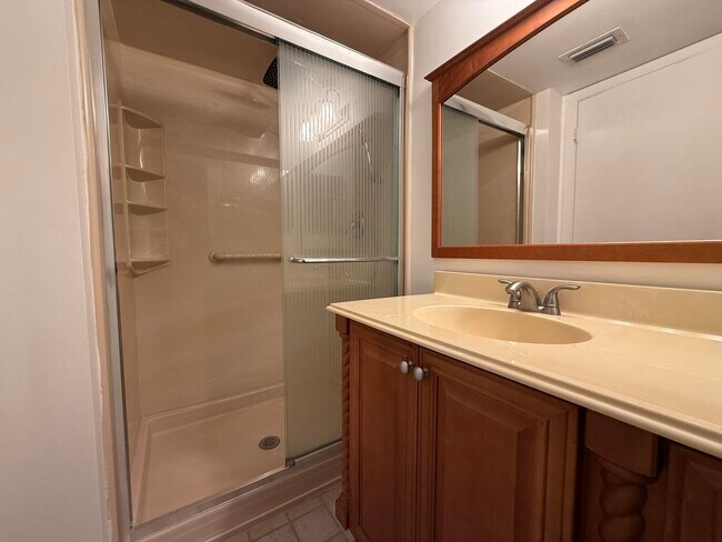 Building Photo - 6820 Palmetto Cir S