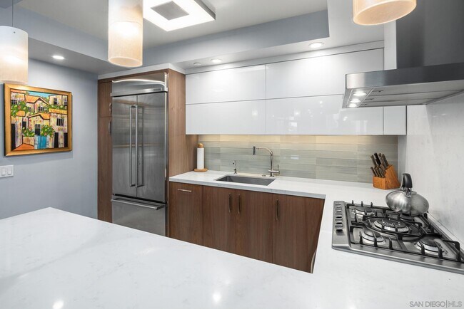 Building Photo - 500 W Harbor Dr