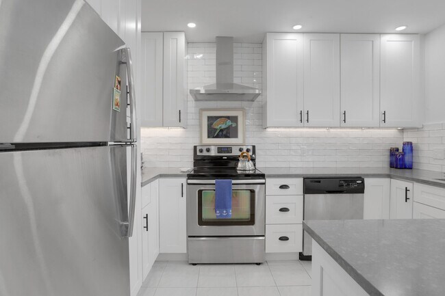 Building Photo - 75 Venetian Dr