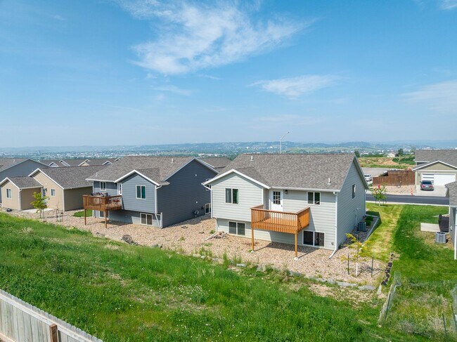 Building Photo - 4 BED | 2 BATH | DOUBLE GARAGE | RAPID VALLEY