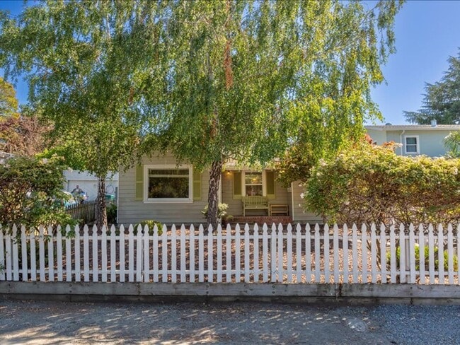 Building Photo - Sunny & Bright Bungalow in King Estates