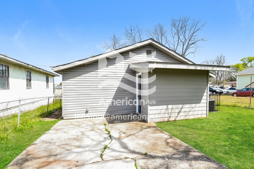 Building Photo - 2205 Powderly Ave SW