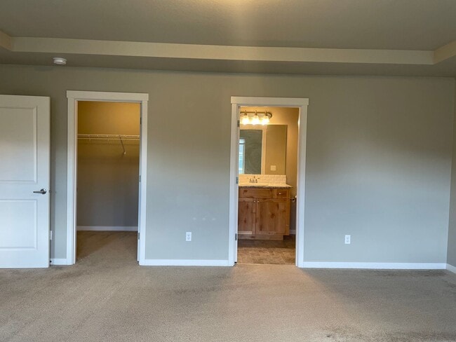 Building Photo - Goregous 3 Bedroom Home Ready for Hot Summ...