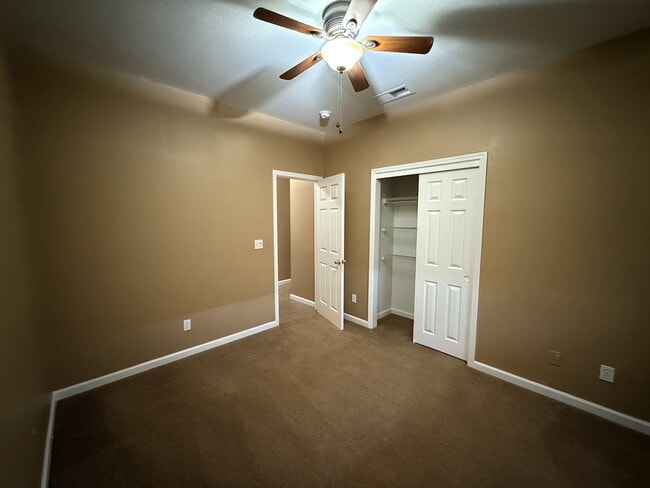 Building Photo - Spacious and Beautiful 4 bedroom luxury ho...
