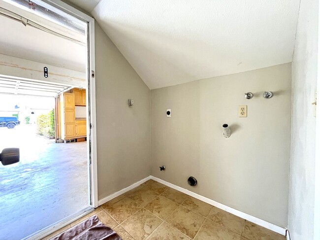 Building Photo - 4 bed, 3 bath located in Anaheim!
