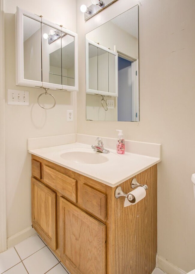 Building Photo - 3 Bedroom / 2.5 Bath Condo - Johnson City, TN