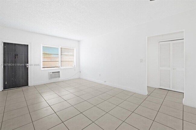 Building Photo - 3571 SW 10th St