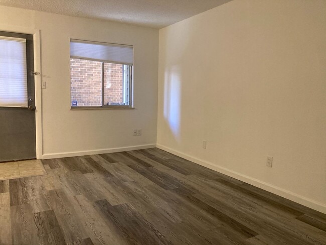 Building Photo - Recently Renovated 1BR! Lovely Kitchen, Bathroom! (Madison)