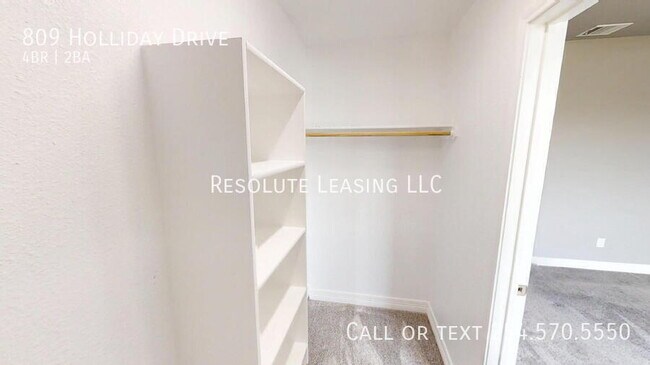 Building Photo - 809 Holliday Dr