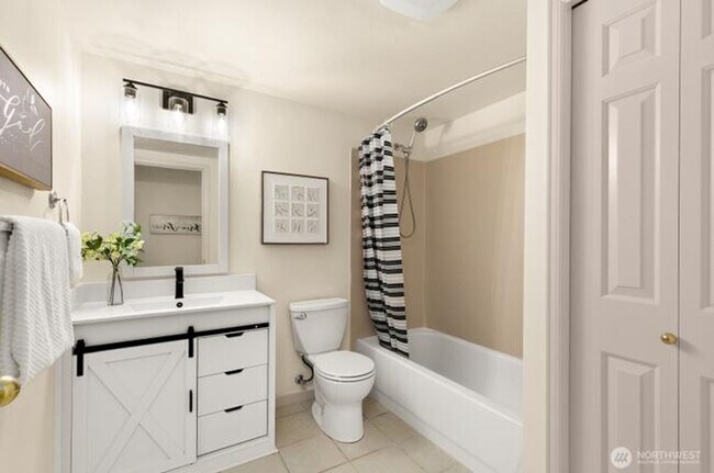 Building Photo - Beautiful 3 Bedroom 2 Bath Condo Newport Way Issaquah