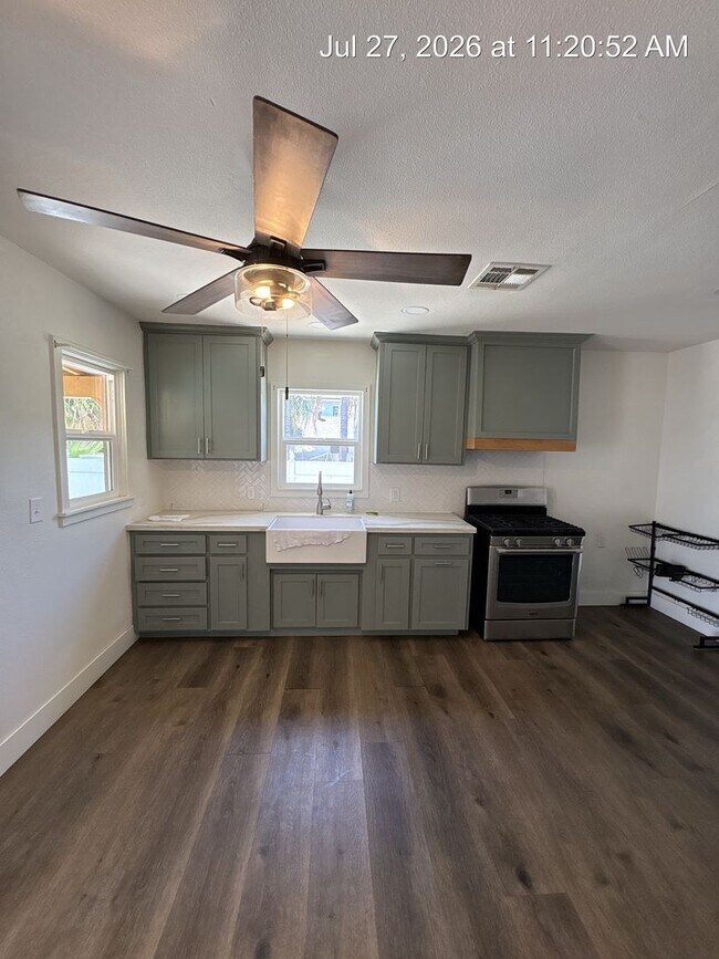 Building Photo - Cozy Home Now Available in Dinuba!!!
