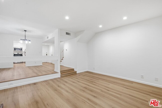 Building Photo - 1423 S Bentley Ave