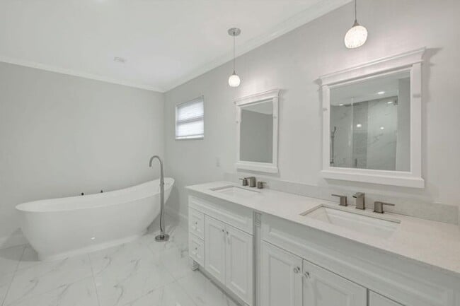 Building Photo - 2612 NE 5th St