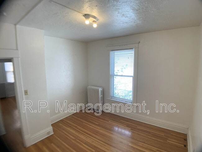 Building Photo - 256 Russell Ave S