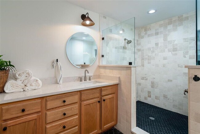 Building Photo - 8303 N River Oaks Ct