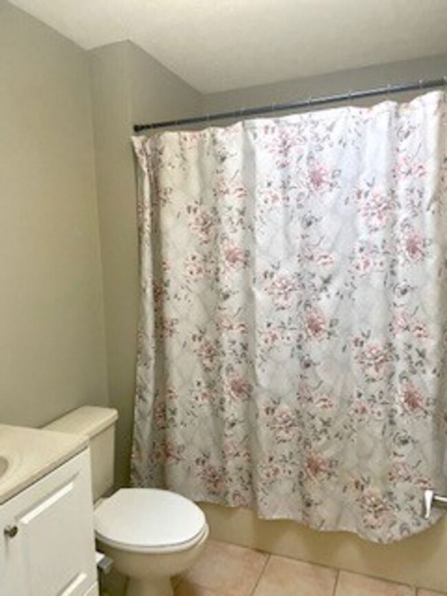 Building Photo - Beautiful home on quiet cul-de-sac! Very c...